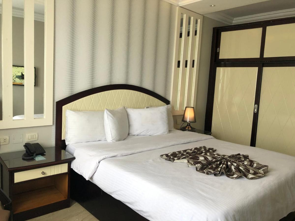 Fleet Club Mahrousa Alejandría Exterior foto A bedroom in a hotel