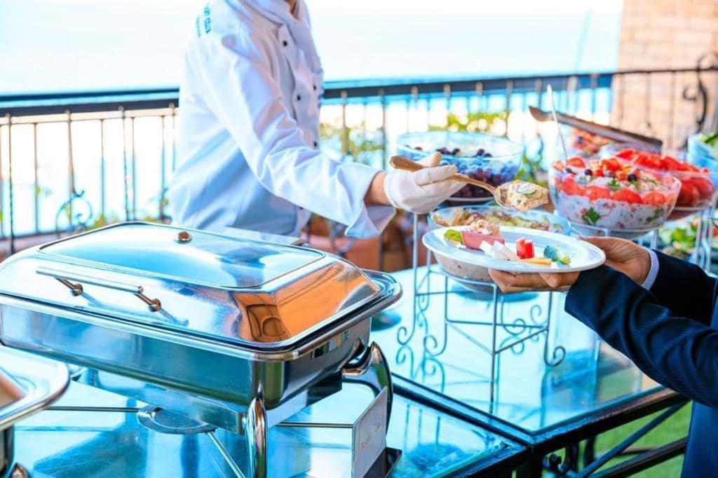 Fleet Club Mahrousa Alejandría Exterior foto A buffet at a hotel