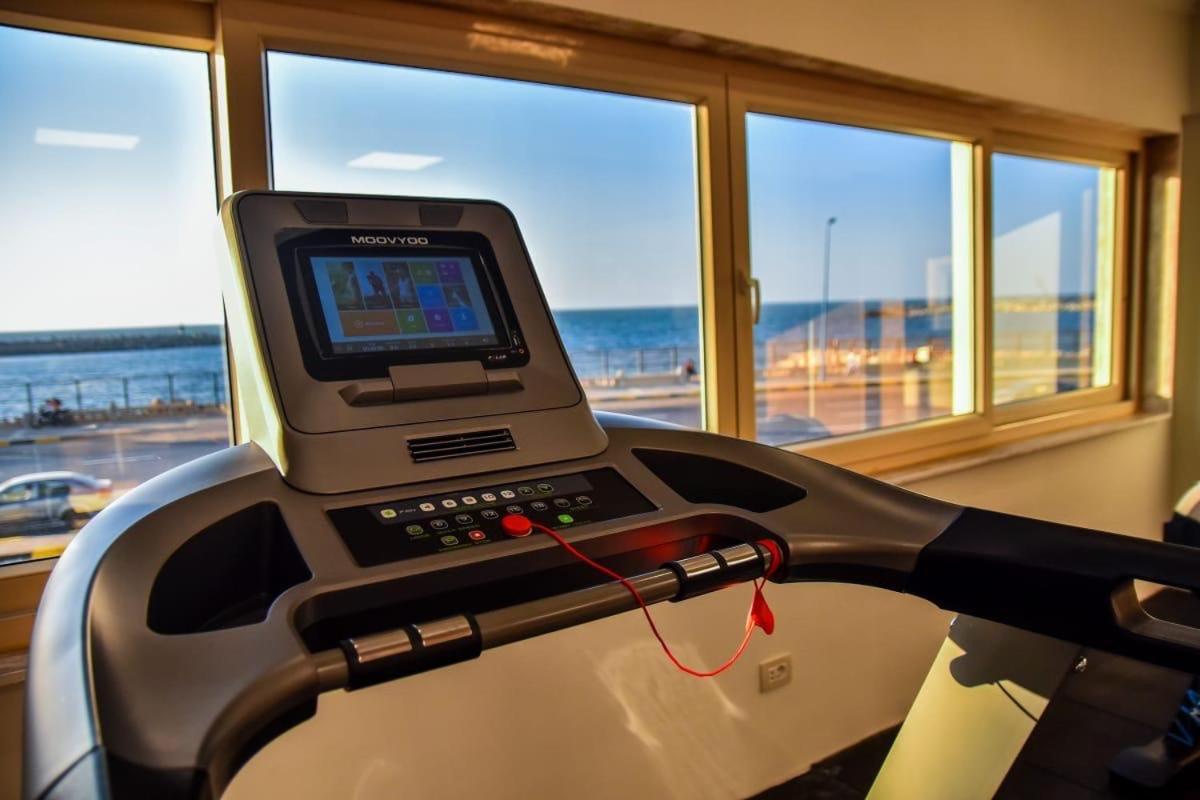 Fleet Club Mahrousa Alejandría Exterior foto A treadmill with a touchscreen display