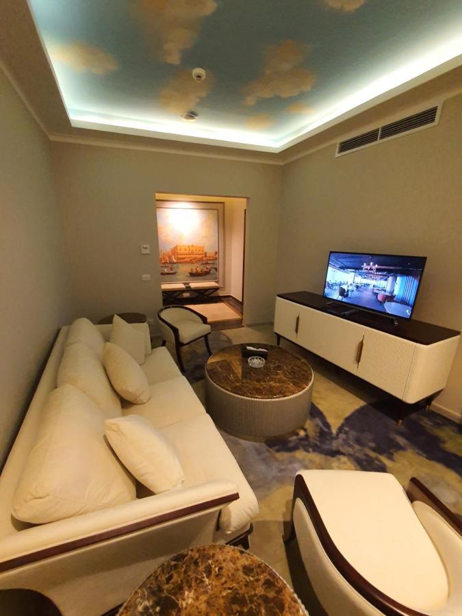 Fleet Club Mahrousa Alejandría Exterior foto A living room in a suite at the hotel