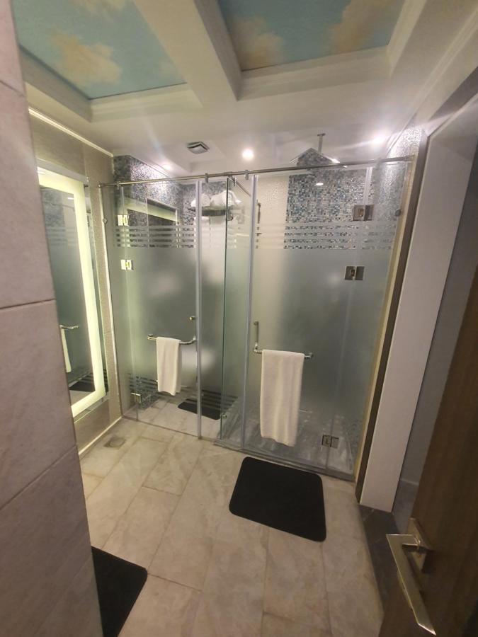 Fleet Club Mahrousa Alejandría Exterior foto A shower with a sliding door