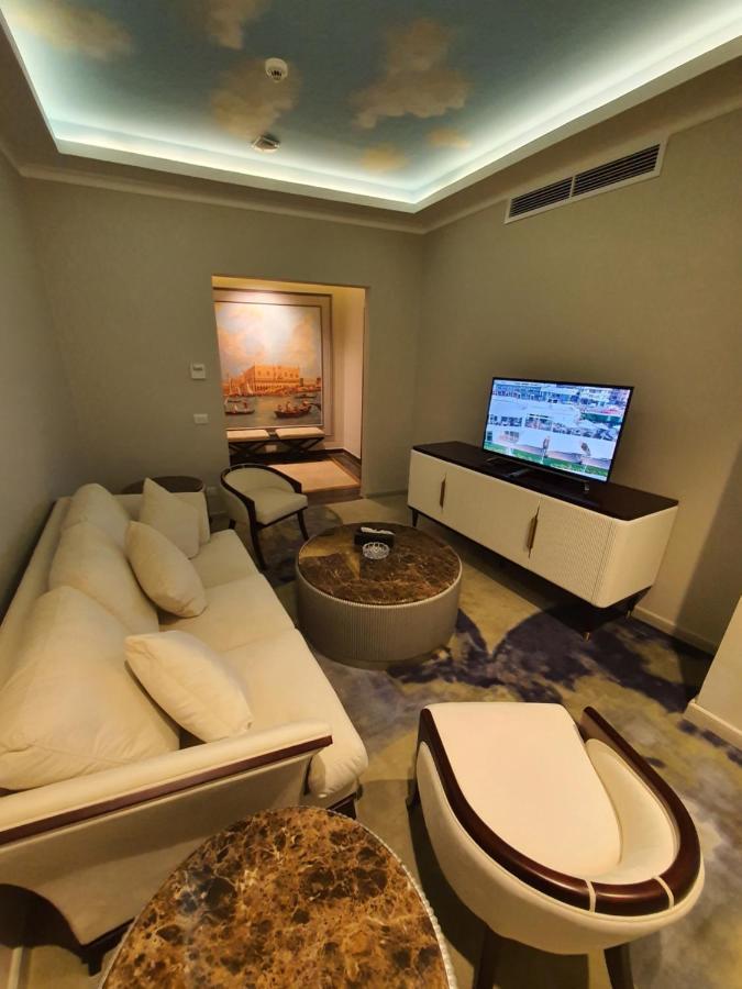 Fleet Club Mahrousa Alejandría Exterior foto A living room in a suite at the hotel