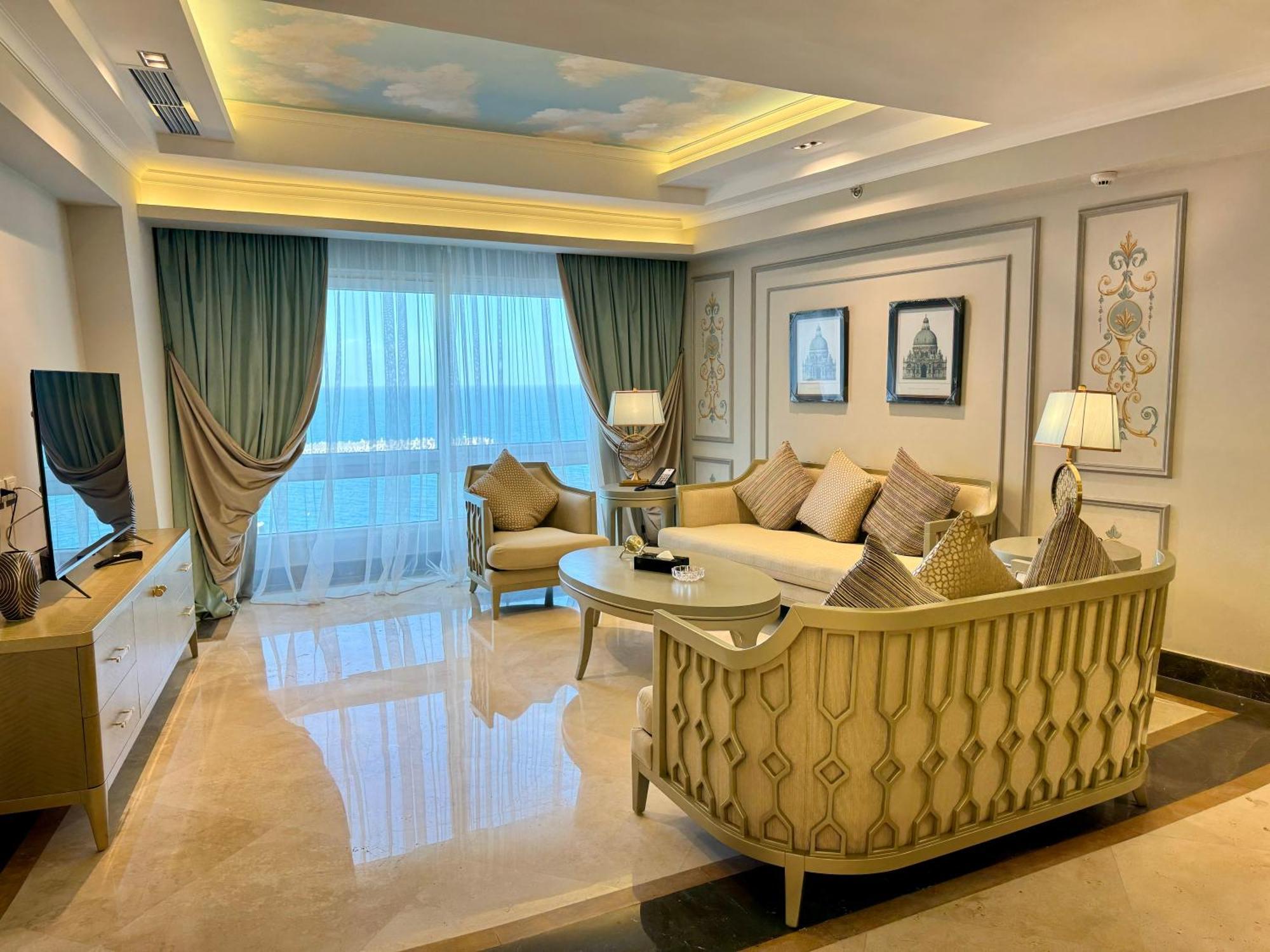 Fleet Club Mahrousa Alejandría Exterior foto Living room of a suite at the hotel